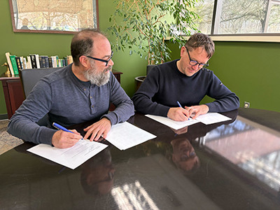 Signing an MOU between IAGLR and ACARE